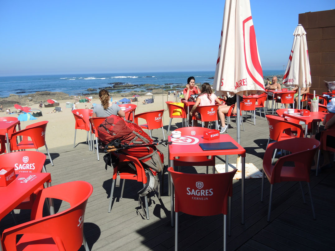 Entlang der Küste gibt es viele Gelegenheiten zum guten und preiswertem Essen und Trinken mit bestem Meeresblick