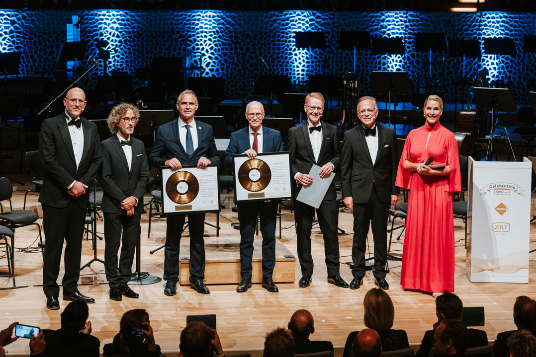 Robin Schmiedebach Dr. Malte Herwig, Prof. Wolf Kerschek, Steffen Schilm, Dr. Peter Tschentscher, Stephan Tendam, Patrick Müller-Sarmiento, Judith Rakers (von links) . Foto: zertus