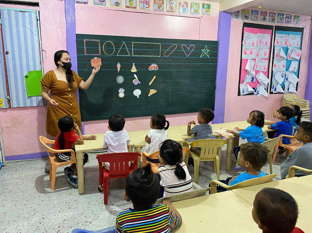 幼児教室の1コマ："形"の授業