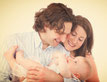 Familie mit Baby erhält individuelle Stillhilfe