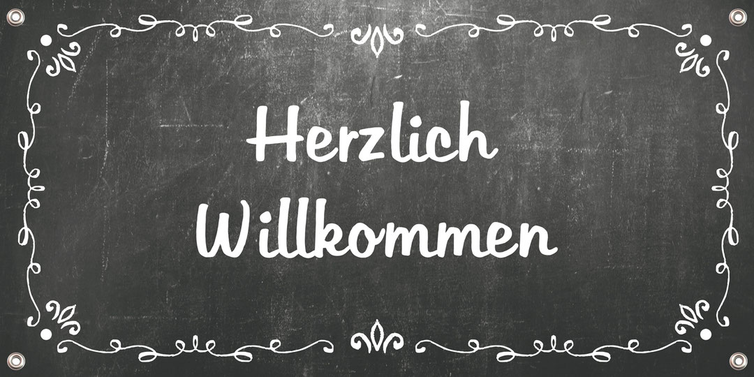 Banner zur Hochzeit 100 x 50 cm - Herzlich Willkommen - Weiße Ornamente auf Tafeloptik, mit Wunschtext personalisierbar, Nachhaltige PVC-freie Banner -  die umweltfreundliche Alternative zu herkömmlichen Bannern aus Kunststoff und PVC