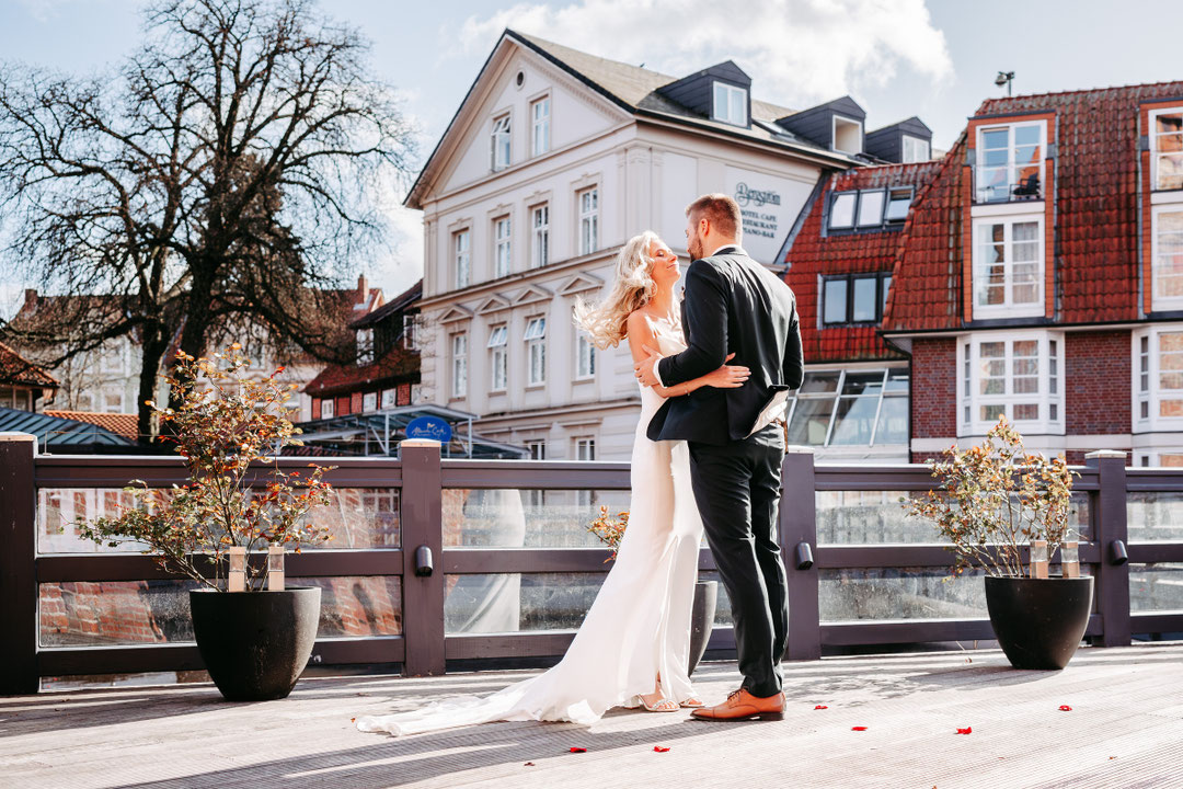 Brautpaar während des Brautpaar Shootings vor dem Hotel Bergström Lüneburg