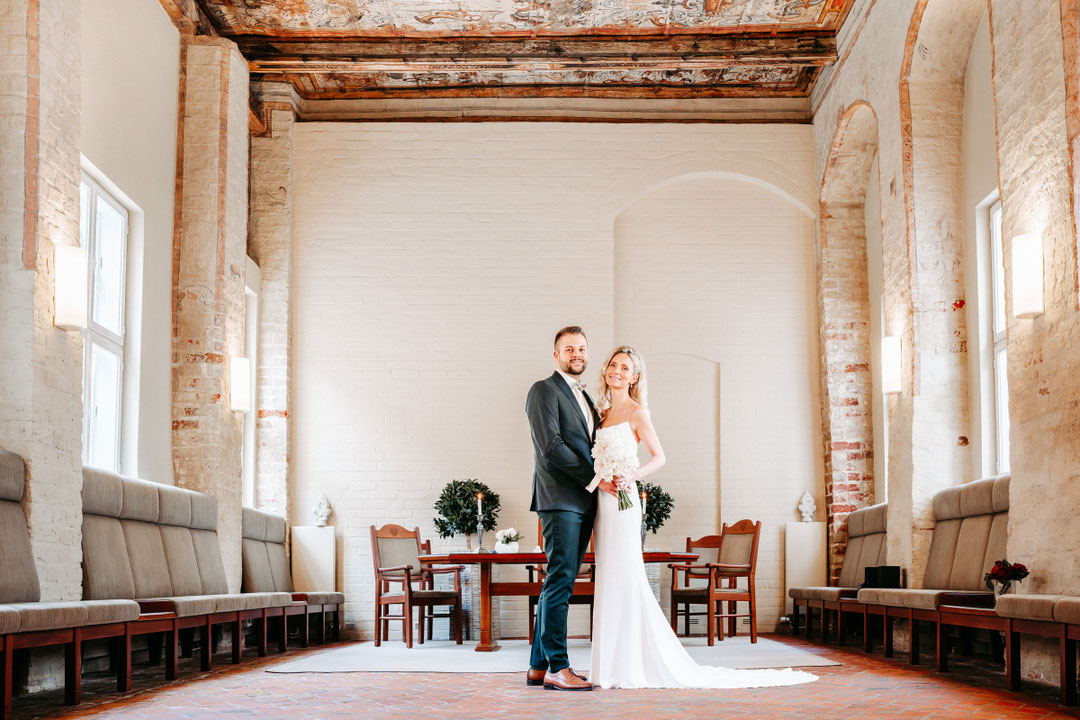 Hochzeitspaar nach der Trauung im Trausaal des Heinrich Heine Haus Lüneburg