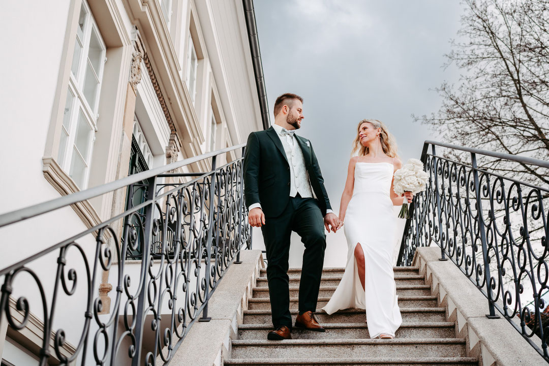 Hochzeitspaar schreitet die Treppe vom Wyndberg in Lüneburg hinab