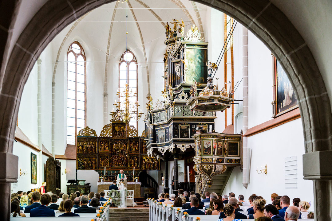 Trauung mit vielen Hochzeitsgästen im Kloster Lüne Lüneburg