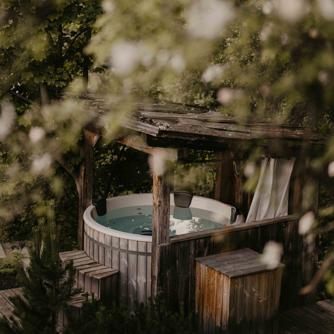 Whirlpool in the forest at Hotel Tann on the Ritten plateau in South Tyrol, part of the hotel’s forest wellness area surrounded by nature.