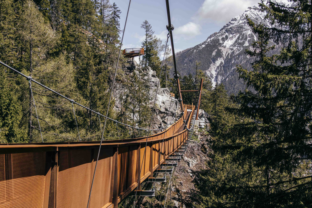 Hängebrücke im Stubaital mit Neustiftblick - am Sunnseit'n Weg in Neustift in Tirol