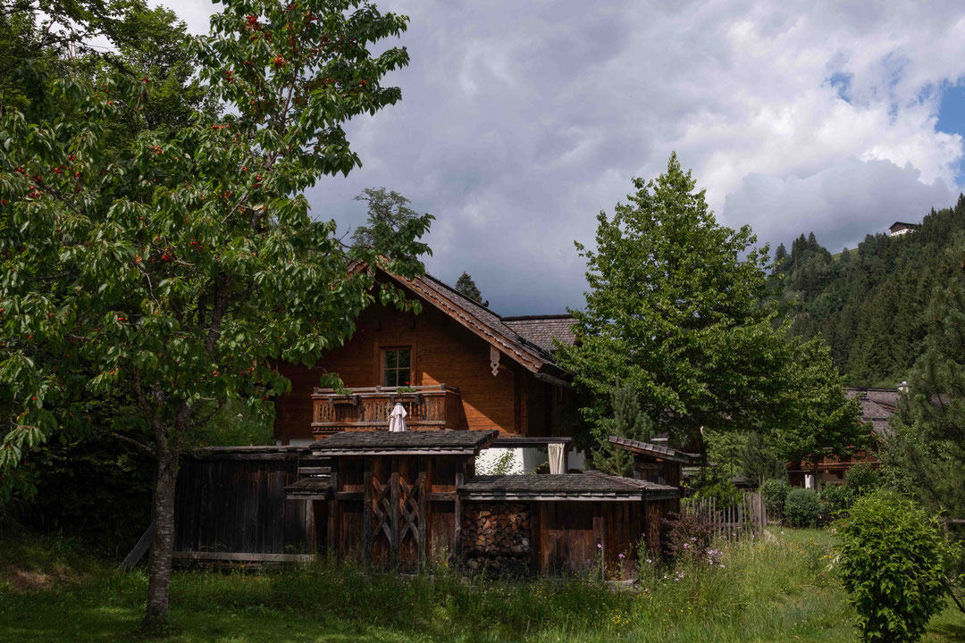 FERIENDORF HOLZLEB'N im Tal der Almen - dem Großarltal Ein kleines Urlaubsparadies für Groß und Klein: gemütliche Chalets, glückliche Tiere, viel Natur und noch mehr Platz für gemeinsame Abenteuer.