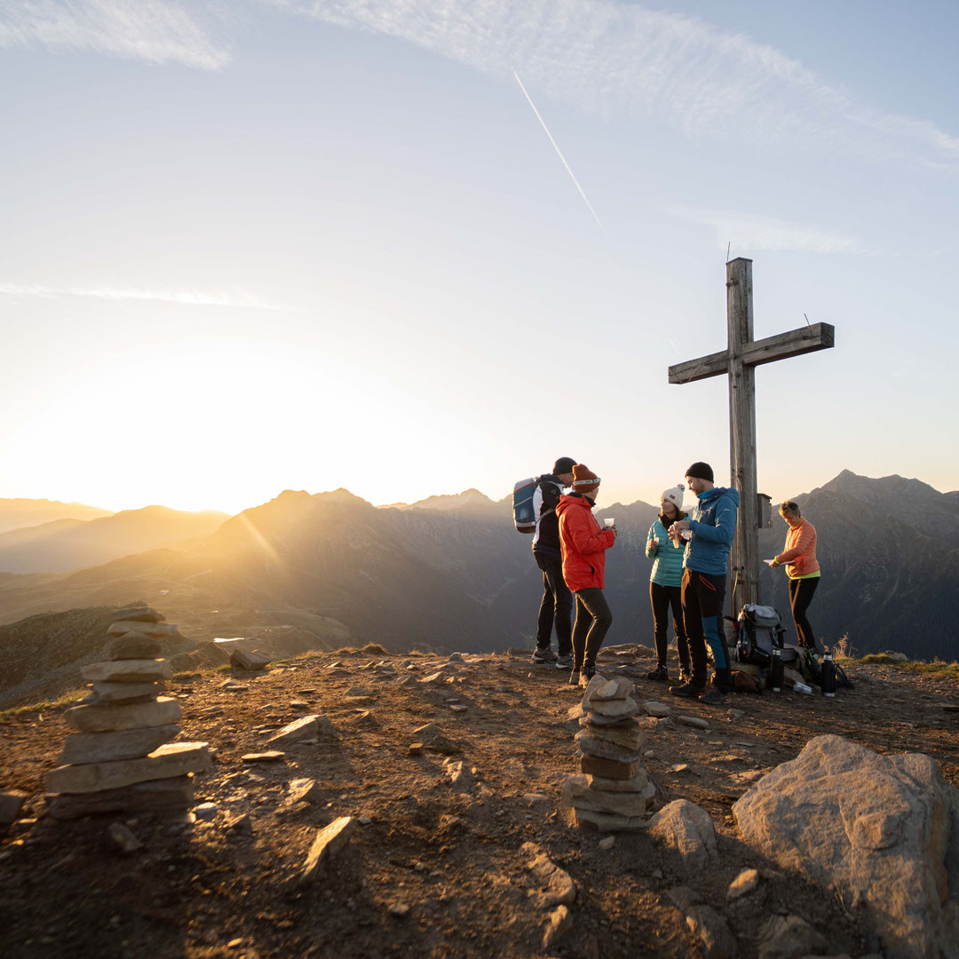 leichte Sonnenaufgangswanderung zur Flecknerspitze, aussichtsreicher Gipfel im Passeiertal, Jaufenpass - Südtirol  Wochenprogramm Apfelhotel Farmhouse Torgglerhof