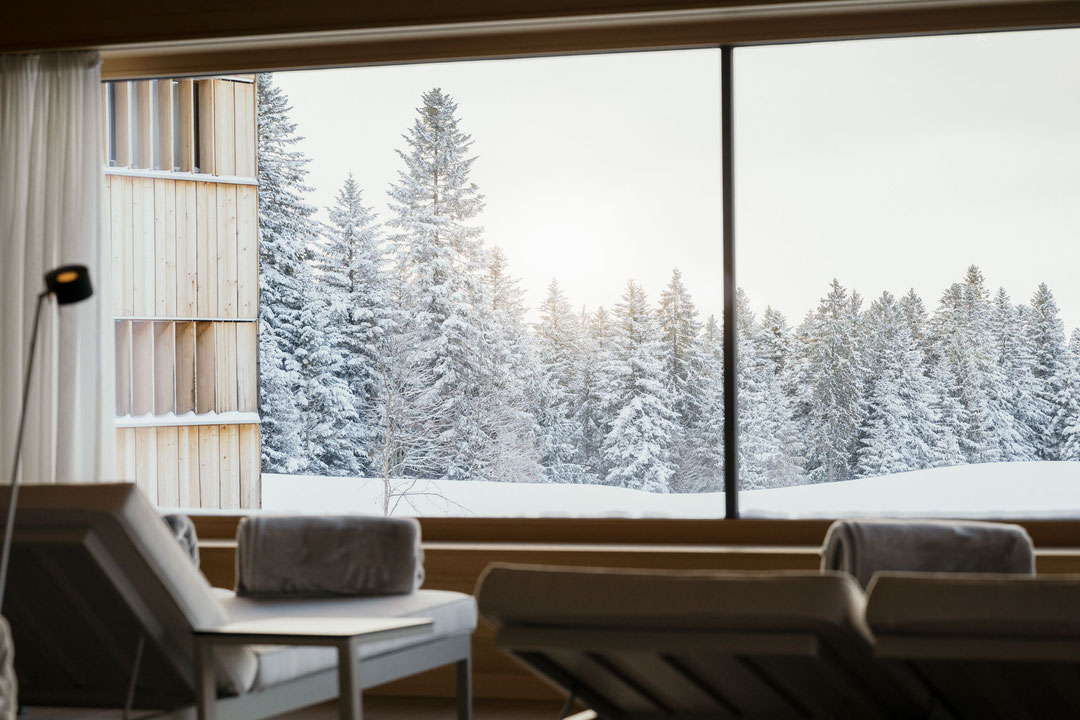 Blick aus dem Wellness-Ruheraum der Fuchsegg Eco Lodge auf die verschneite Winterlandschaft im Bregenzerwald ©Marika Unterladstätter