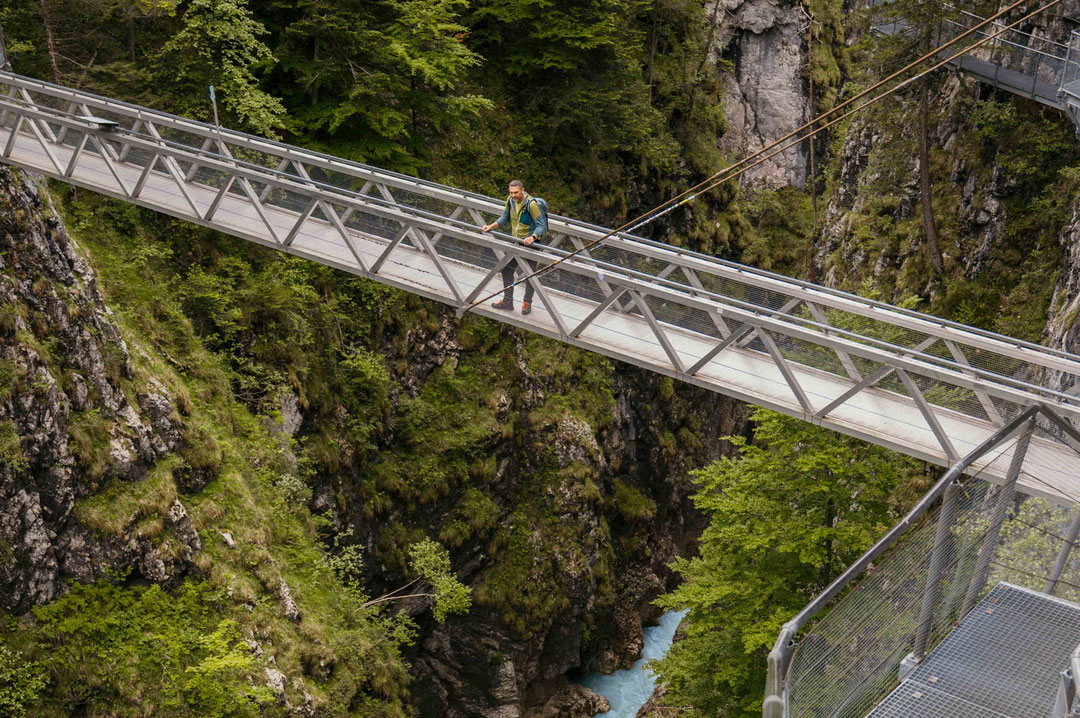 LEUTASCHER GEISTERKLAMM UND WASSERFALLSTEIG Rundwanderung zwischen Tirol und Bayern Zwei Länder, eine Klamm und ein spektakulärer Wasserfallsteig: Diese Rundwanderung verbindet schmale Stege, beeindruckende Tiefblicke und eines der schönsten Naturerlebnis