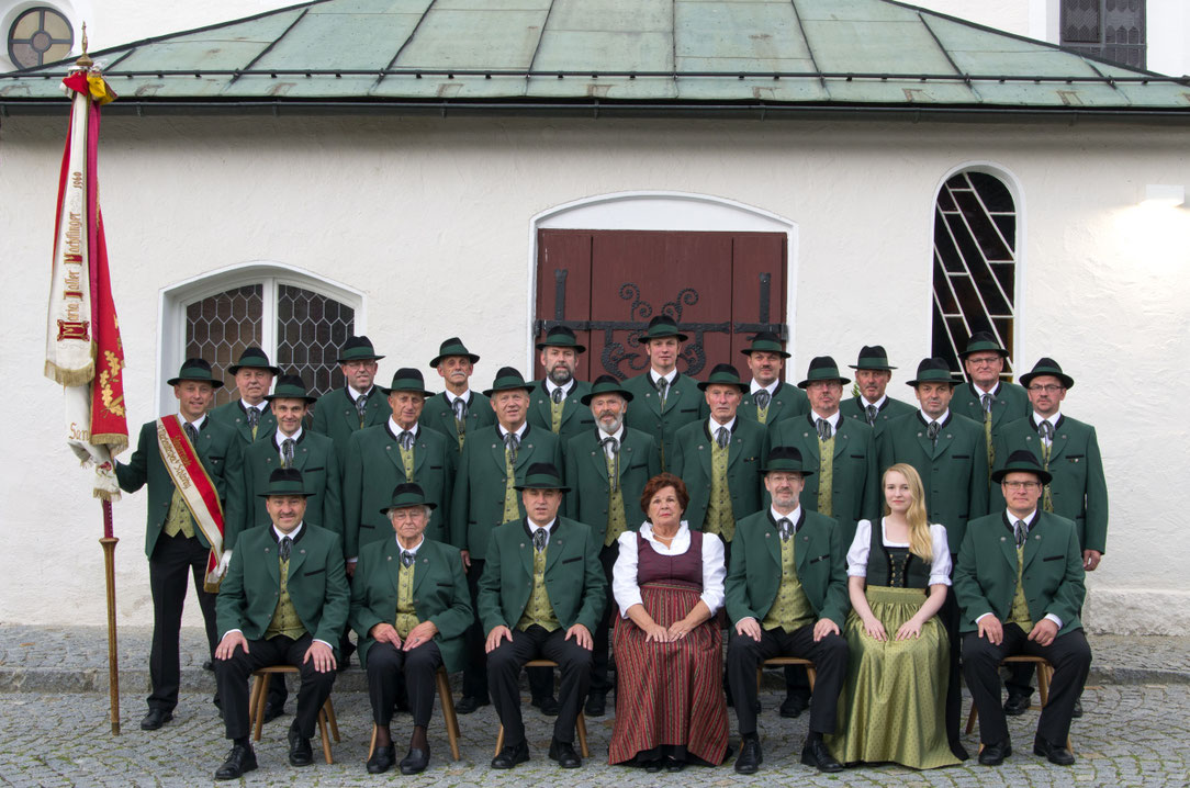Die Sängerrunde in neuer Tracht, mit Fahnenmutter Rosemarie Daller, unserer guten Fee Resi Schneebauer und Pianistin Katrin-Anna Zibuschka