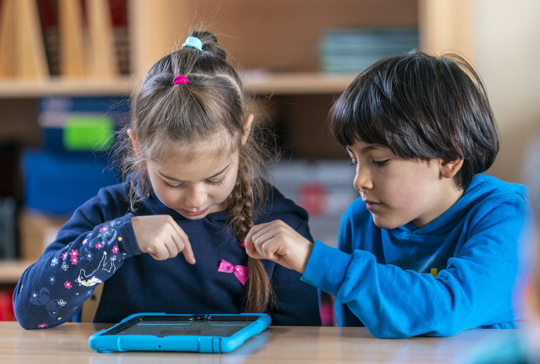 Zwei Kinder arbeiten am Tablet