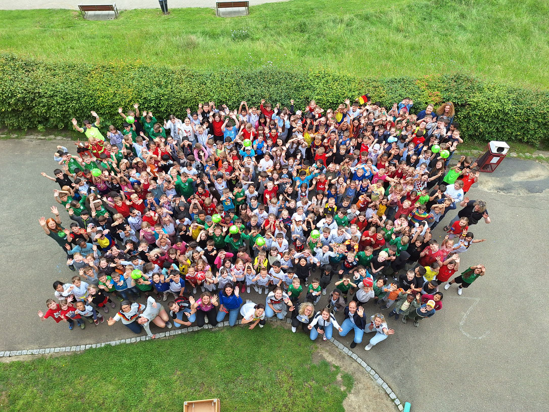 Schüler in Trikots auf dem Schulhof