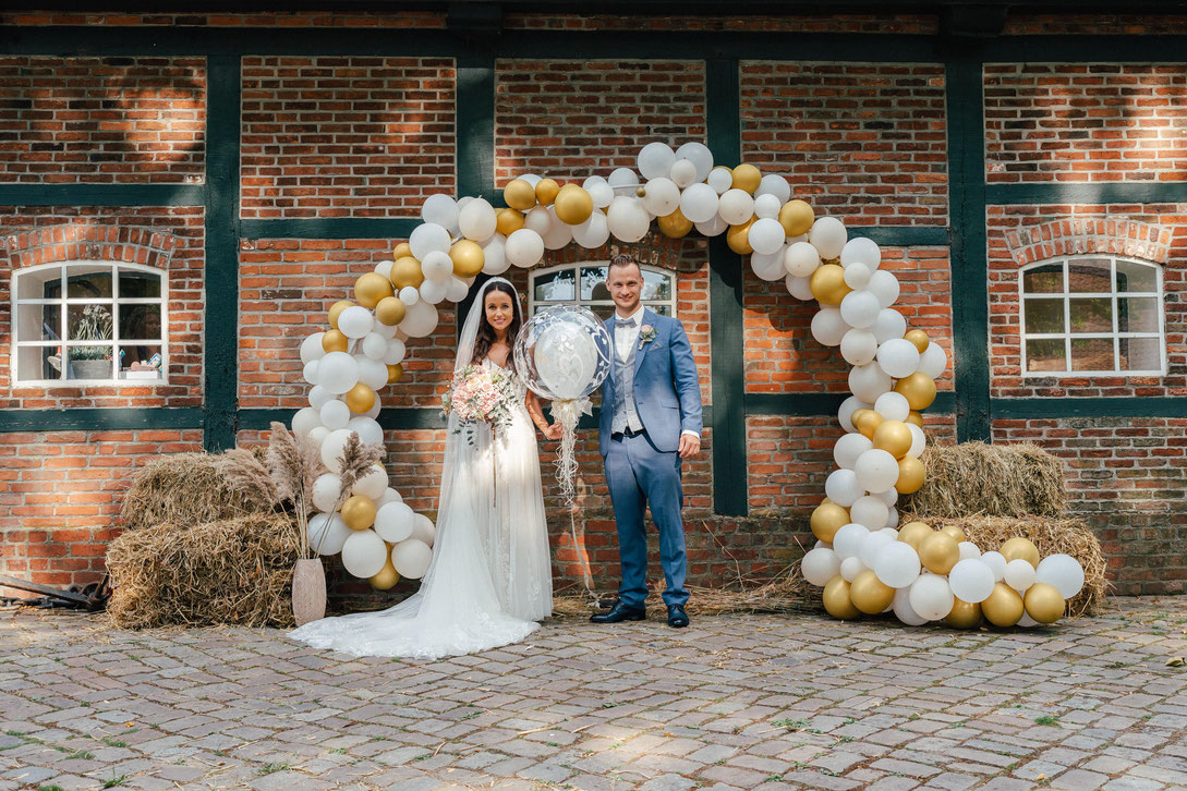 glückliches Brautpaar nach der Hochzeit in Tangstedt