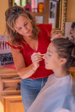 Schminken einer Frau am Soiegel im Studio
