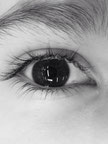 dunkle Iris und große Pupille mit schönen Wimpern