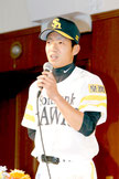 嘉弥真新也投手