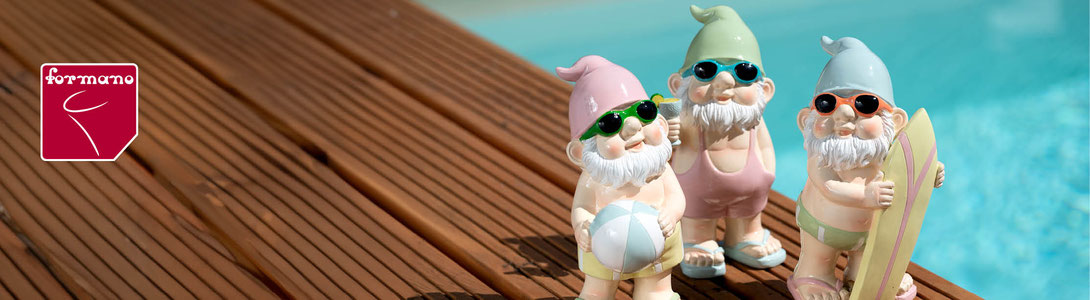 Titelbild: Gartenzwerge im Strandoutfit mit Beachball, Surfbrett und Sonnenbrillen am Pool