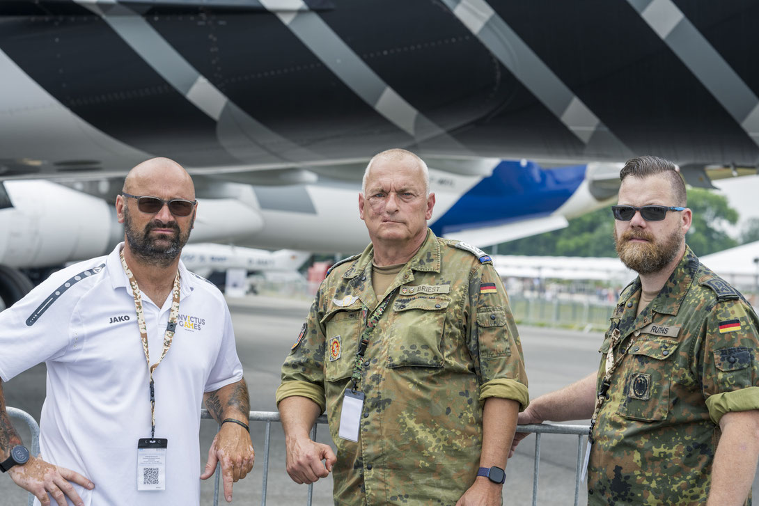 Andreas Rückewoldt, Jens Ruths und Meik Briest auf Fotospaziergang auf der ILA