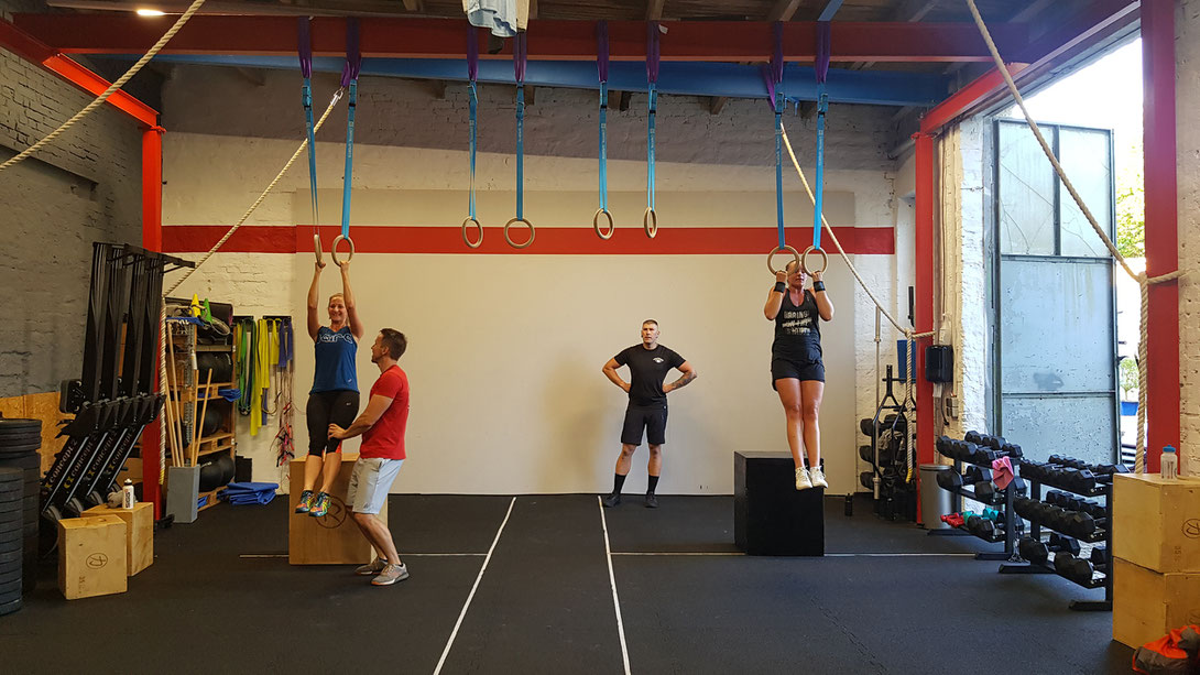 Klimmzüge erhöhen Deinen Gesundheitskontostand enorm. Und mit professioneller Unterstützung eines erfahrenen Coaches kann jeder Klimmzüge schaffen!