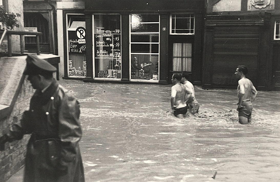 Geschäfte am König-Adolf-Platz (rechts "Schiefes Haus")