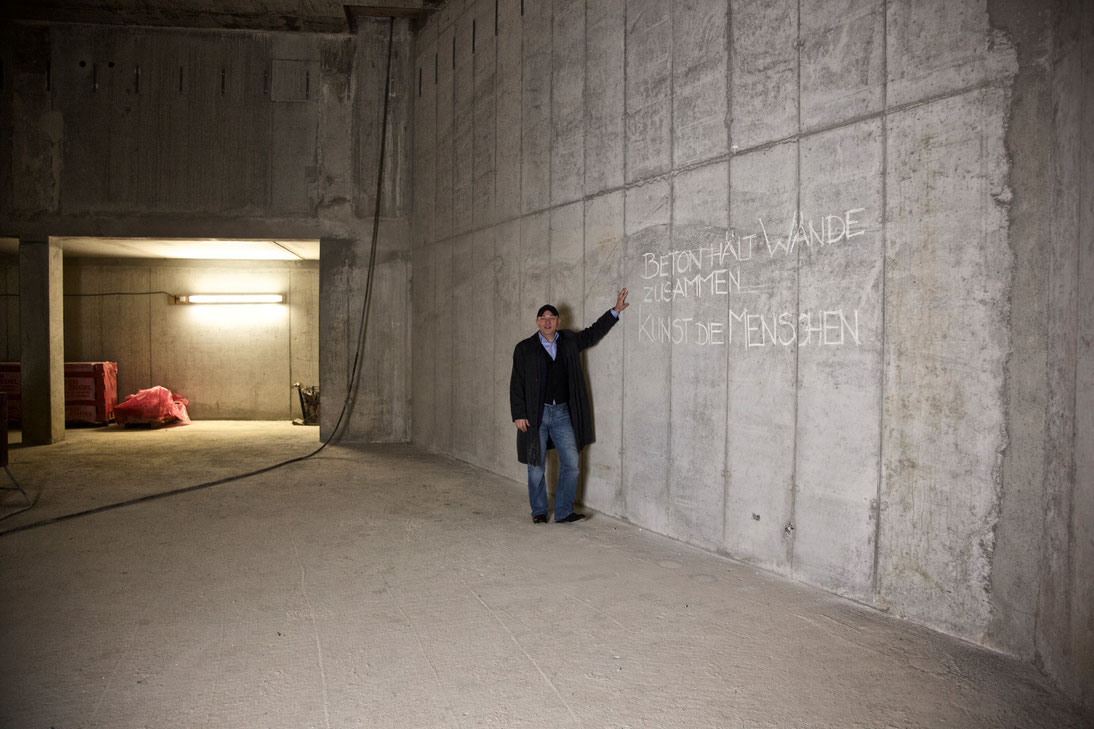 Das Foto zeigt Intendant Joseph Köpplinger im neuen Probenraum der Baustelle des Gärtnerplatztheater München.   