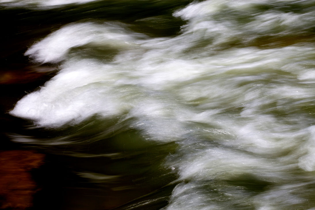 ISAR. Molekulare Verdichtung einer gefährlichen Liebschaft.  7 großformatige Werke über das FLIMMERN, DONNERN und GROLLEN der Isar.  Text:  Die Isar molekular auflösen. Ihr Wesen im Innern erlebbar machen. Das ist die Absicht des Werkes. Das zarte Flimmer