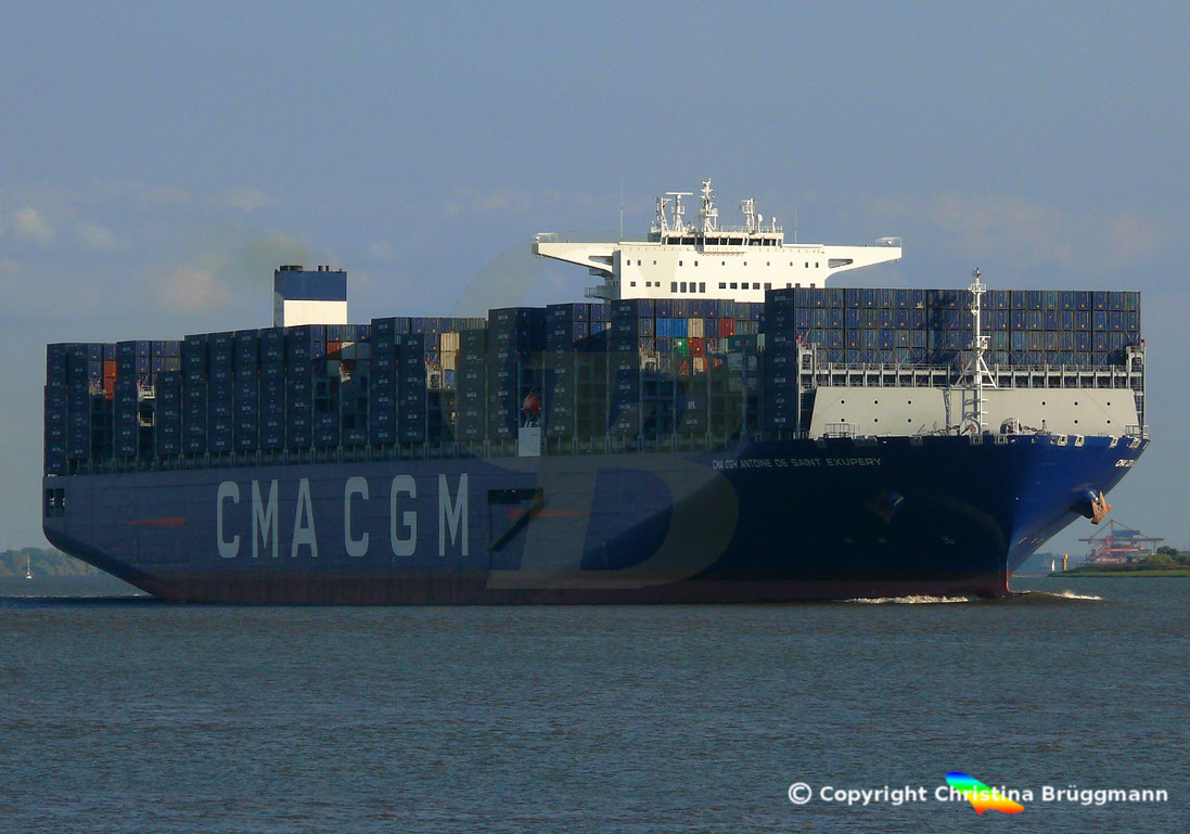 Eines der derzeit größten Containerschiffe der Welt auf der Elbe