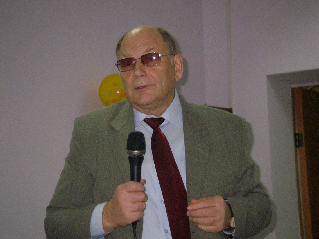 гасан гусейнов филолог. писатель поддержал. писатель. писатель поддержал. писатель за работой.