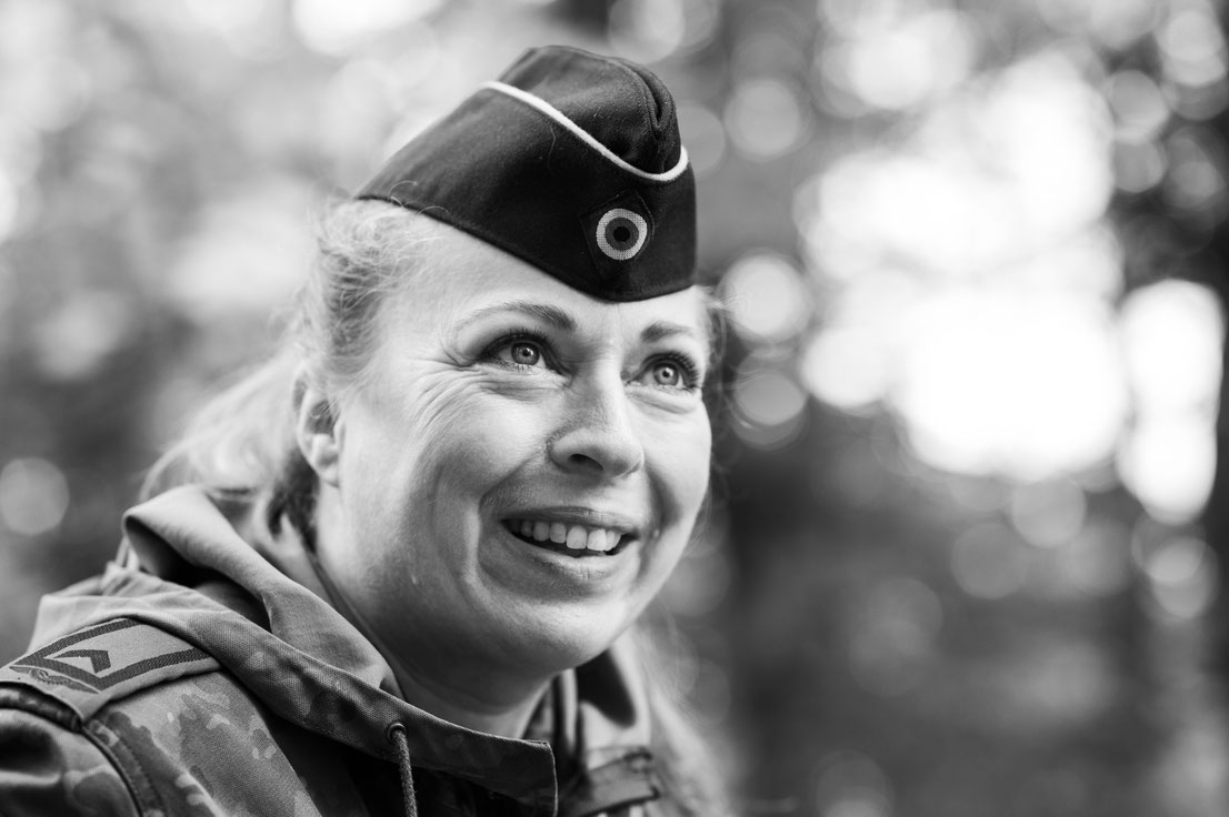 Soldat Tatiana Schmidt fotografiert Nikon Z7II und Nikkor Z 50mm F/1: 1,2 S 