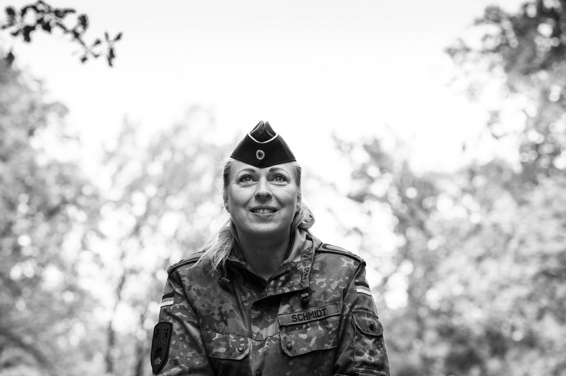 Soldat Tatiana Schmidt fotografiert Nikon Z7II und Nikkor Z 50mm F/1: 1,2 S beim Fotoshooting "Gesichter des Lebens"