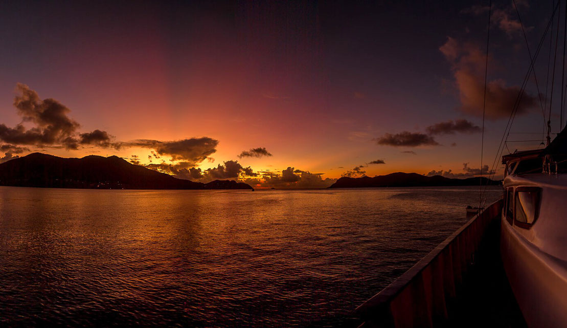 sonnenuntergang auf dem Segelschiff Sea Bird über Praslin auf den Seychellen