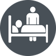 Piktogramm eines Menschen im Bett liegend. eine Person steht hinter dem Bett