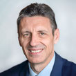 Torso-Portrait von Martin Bangerter, geschäftsführender Dakomed-Co-Präsident, vor blauem Hintergrund