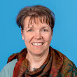 Portrait von Beatrix Falch vor blauem Hintergrund