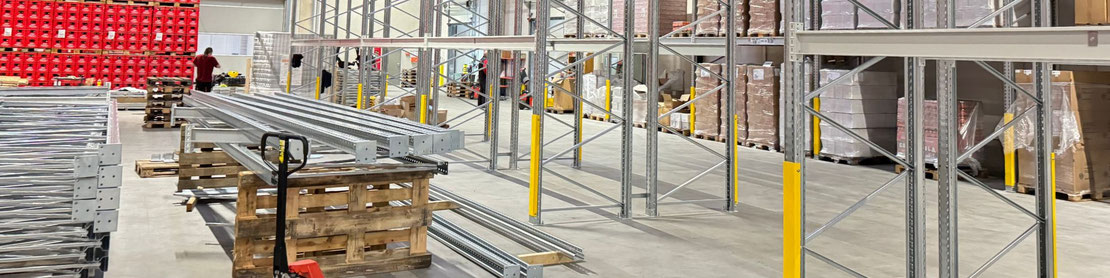 Neue Lagertechnik wird in einer Lagerhalle aufgebaut