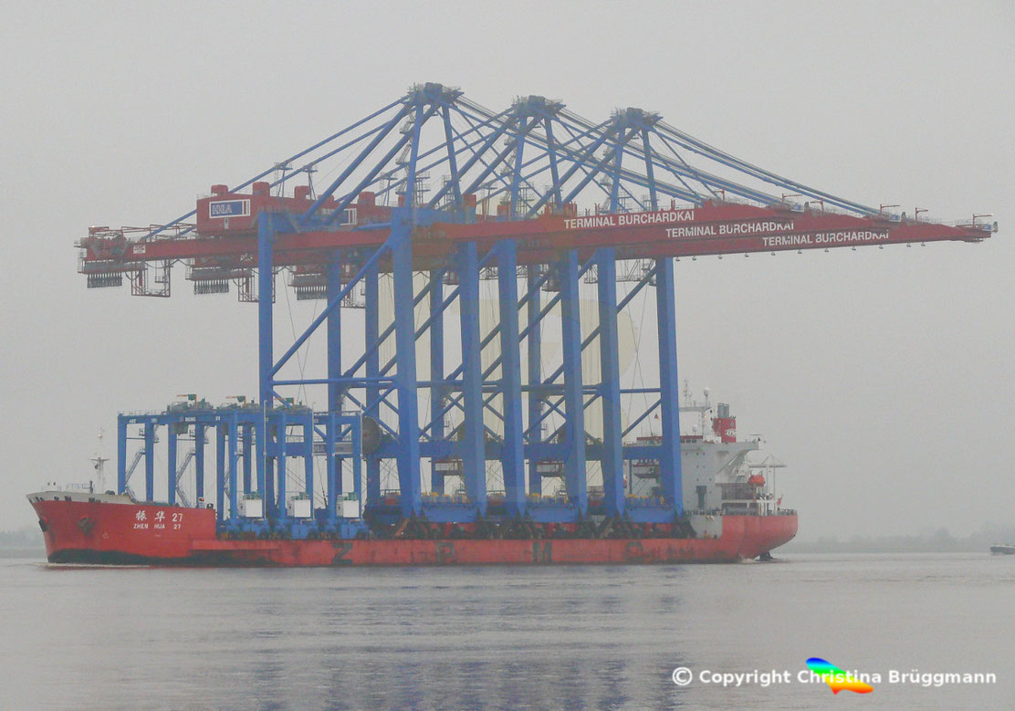 ZPMC Spezialschiff ZHEN HUA 27 mit 3 Containerbrücken für die HHLA