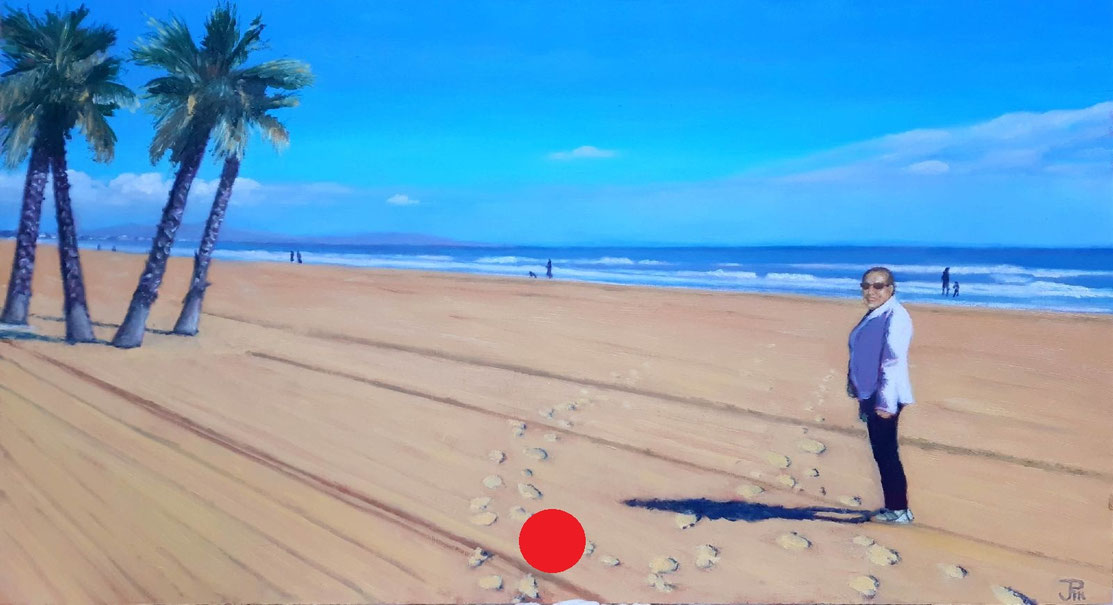 Playa de Canet con palmeras, huellas en la arena, figura en primer plano y mar en calma en un día otoñal.