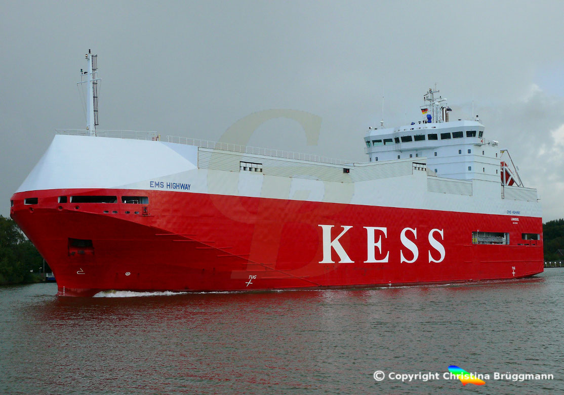 Die EMS HIGHWAY passiert als erstes Schiff seit der Sperrung die Südschleuse.