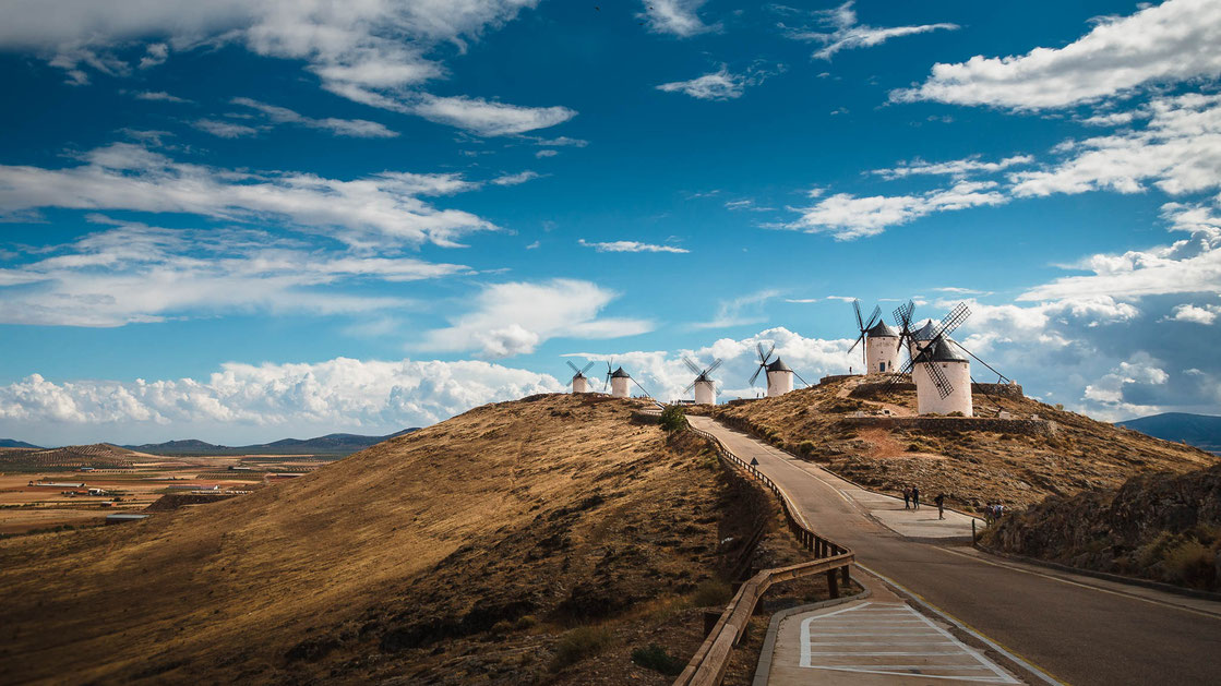  Don Quijote's Windmühlen in Consuegra (Molinos de Consuegra) in Spanien in die sommerliche Landschaft der La Mancha eingebettet (Landschaftsfotografie)