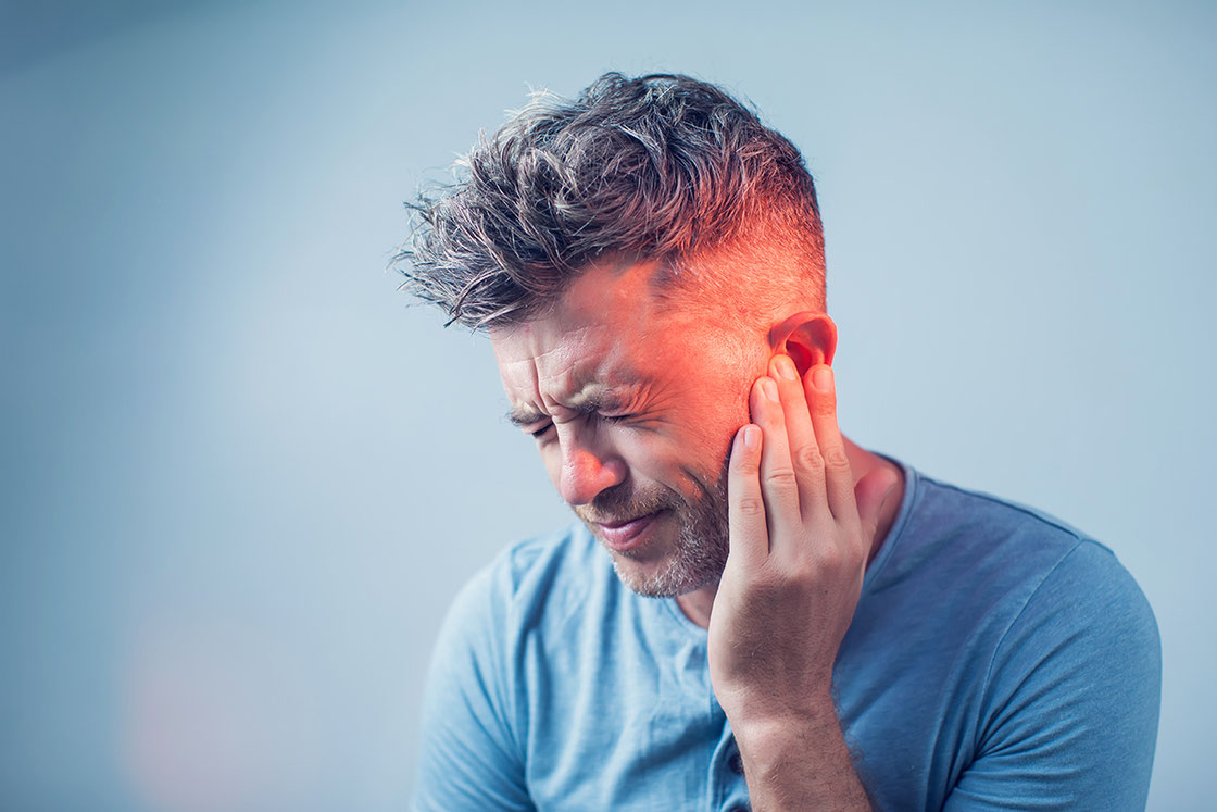 Mann mit Tinnitus-Beschwerden