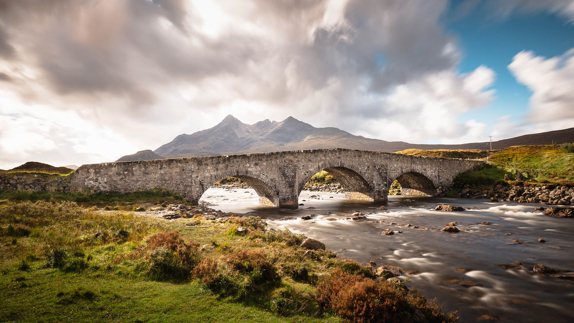 Mittelalterliche Brücke Sligachan Bridge auf der Isle of Skye in Schottland