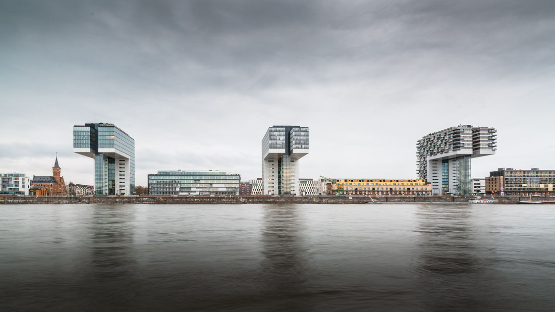 Die Kranhäuser im Rheinauhafen in Köln mit dem Rehin im Vordergrund (Architekturfotografie)