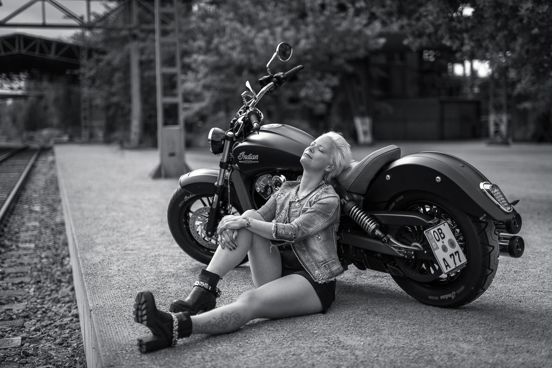 Model Anke mit Indian Scout im Landschaftspark Duisburg-Nord in schwarz-weiß