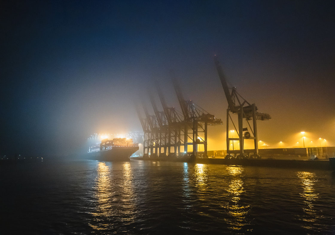 Ladekräne im Hamburger Hafen bei Nacht im Nebel