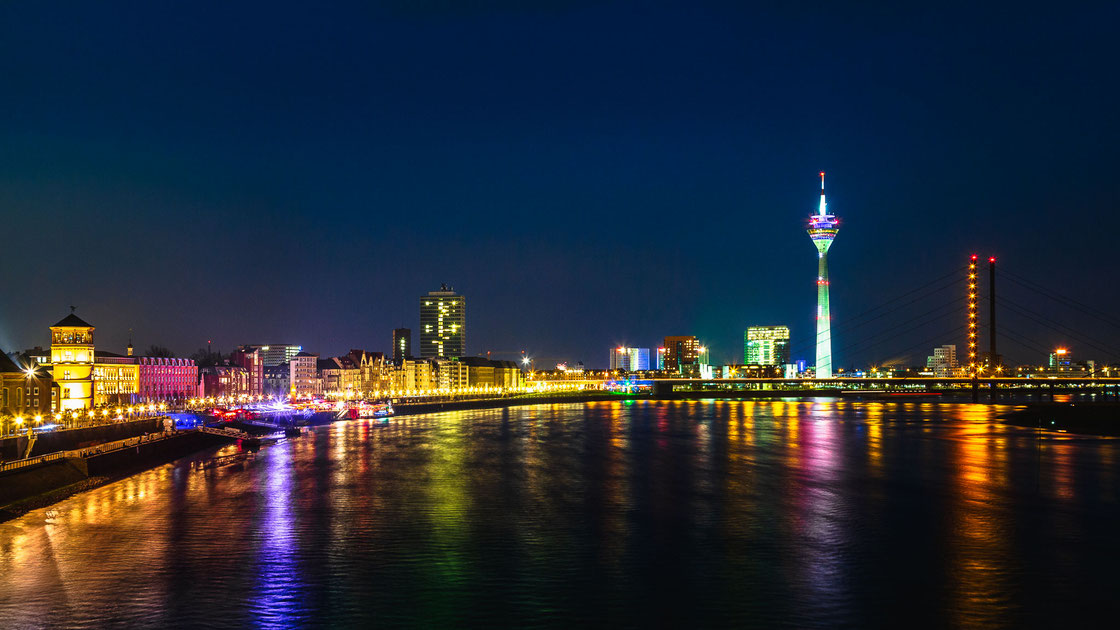 Skyline von Düsseldorf bei Nacht mit Schlossturm, Altstadt und Rheinturm 