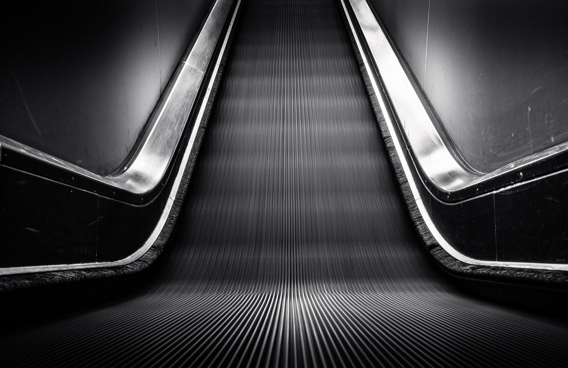 Minimalistisches Schwarz-Weiß-Foto der Rolltreppe zum Ruhrmuseum in der ehemaligen Kohlenwäsche der Zeche Zollverein in Essen (Schwarz-Weiß Fotografie)