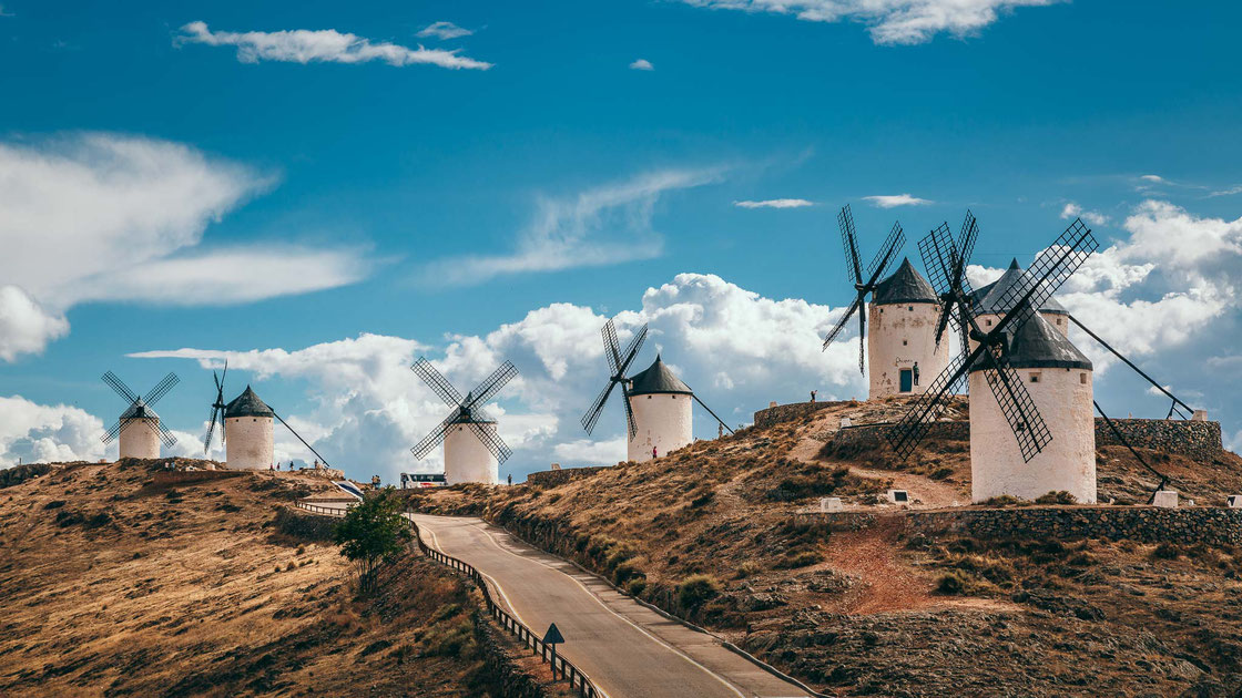 Die Windmühlen Molinos de Consuegra in der Region La Mancha in Spanien