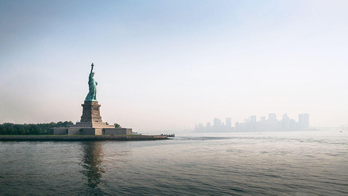 Skyline von New York City mit Freiheitsstatue und Manhattan Wall Street im Nebel